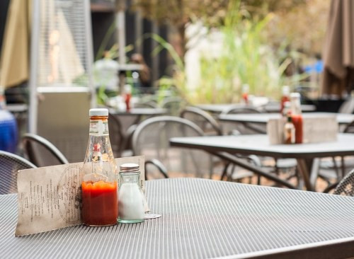 Cựu bồi bàn Aaron Norris nói rằng, khách hàng nên tránh sử dụng các loại gia vị, đặc biệt là tương cà chua đựng trong lọ thủy tinh. Nhiều nhân viên nhà hàng chỉ đổ thêm vào tương cà chua mới vào trong chai mà không chờ phần tương cũ hết hẳn để thay chai mới. Ảnh: Getty.