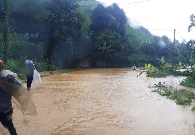 Ông Lưu Minh Hải, Giám đốc Đài Khí tượng Thủy văn Lào Cai, cho biết rạng sáng 4/7, nhiều địa phương tại Lào Cai tiếp tục có mưa to gây ngập úng và lũ cục bộ.