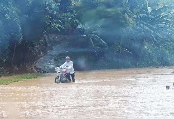 Mực nước tại Lào Cai đang tiếp tục lên và đạt đỉnh ở mức báo động 1 vào trưa nay (4/7), sau đó xuống chậm. Các ngày 4-5/7, các sông suối khu vực Bắc Bộ sẽ xuất hiện một đợt lũ với biên độ lũ lên ở thượng lưu 1-2 m, hạ lưu 0,5-1 m. Mực nước đỉnh lũ trên các sông dưới báo động 1, riêng đỉnh lũ thượng lưu sông Thao (sông Hồng) ở mức báo động 1.