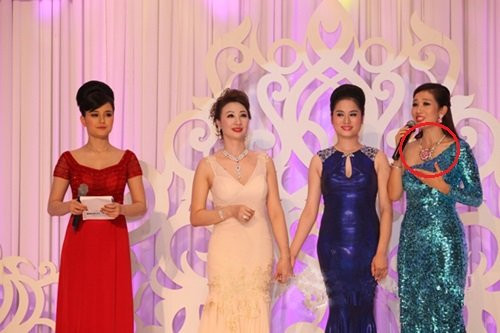 Trong một lần tham dự sự kiện, Thu Hương diện bộ trang sức hoa hồng có giá 3 tỷ đồng. Ảnh: Giadinhnet.