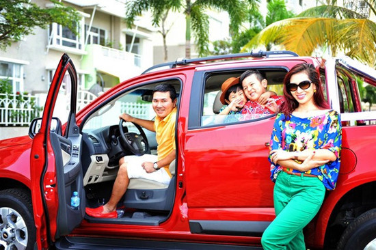 Dù bận việc đến đâu, doanh nhân Hoài Nam vẫn dành thời gian chở vợ con đi chơi trên chiếc siêu xe đắt tiền của mình. Ảnh: Giadinhnet.