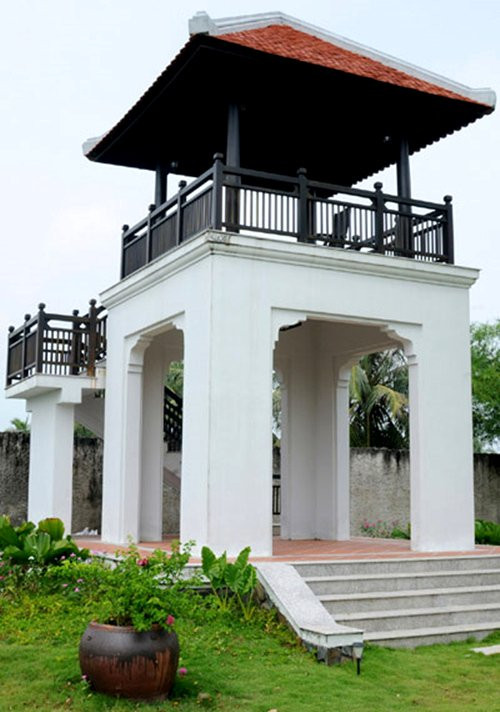 Không gian nhà phảng phất hồn quê, đậm chất Việt với chạm trổ phong cách nhà rường Huế làm chủ đạo. Ảnh: Vietnamnet.