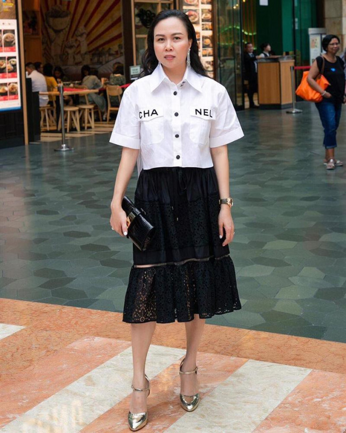 Phượng Chanel (tên thật Trương Thị Phương, sinh năm 1977 tại Thanh Hóa). Cô là người sáng lập kiêm chủ tịch Hội đồng quản trị của 3 công ty giải trí lớn nhất Việt Nam.