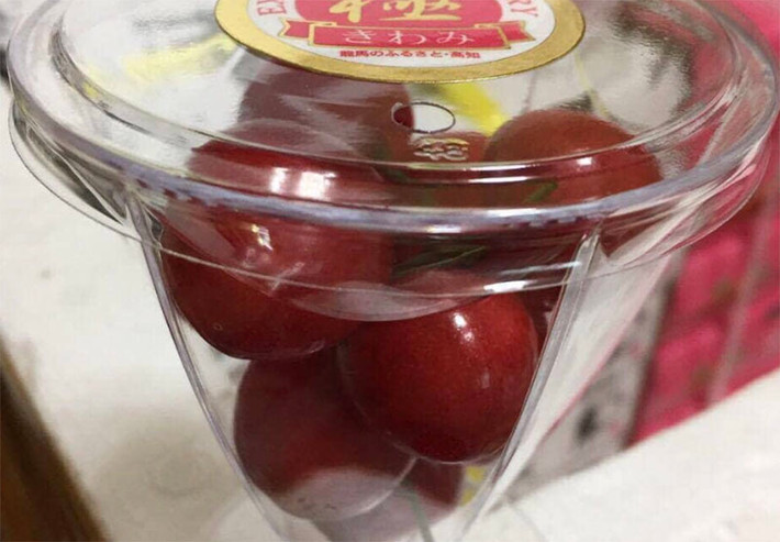 Tại Việt Nam, cherry Nhật Bản phần lớn về theo đường xách tay, giá bán vô cùng đắt đỏ. Ảnh: Kyodonews