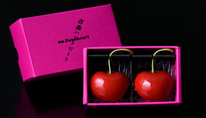 Cherry hình trái tim có hàm lượng đường lên tới 20%, đường kính 31mm, màu đỏ thẫm và bộ bóng cao, khác biệt hẳn so với các loại anh đào trên thế giới. Ảnh: Kyodonews