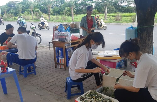 Tuy nhiên, nhiều người cũng tỏ ra nghi ngại về chất lượng của của những con hàu nướng trên vỉa hè khi bán mức giá khá rẻ. Ảnh: Saostar.