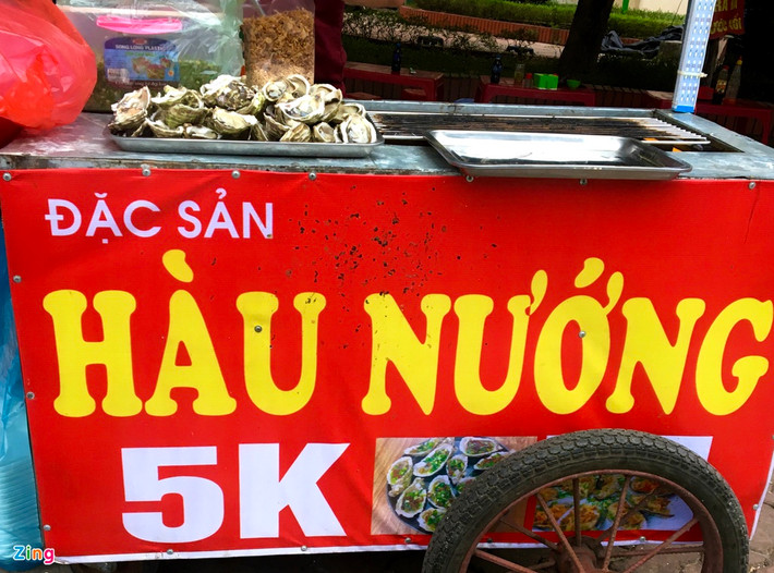 Thời gian gần đây, trên vỉa hè một số tuyến phố ở Hà Nội xuất hiện những xe hàng bán hàu nướng với giá bán chỉ 5.000 đồng/con hàu nướng sẵn. Ảnh: Zing.