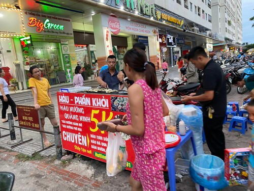 Do giá rất rẻ nên loại hải sản này thu hút rất đông người mua. Ảnh: Saostar.