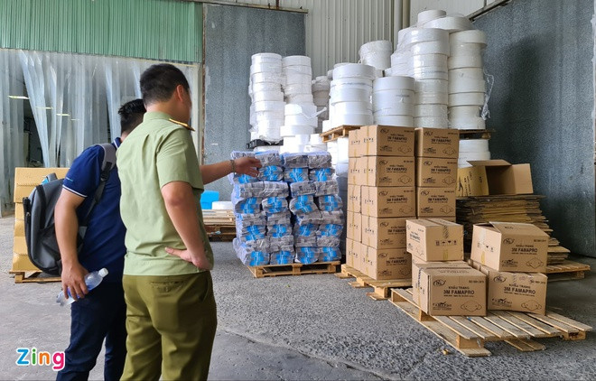 Sau hơn 10 ngày theo dõi, chiều 30/7, Cục nghiệp vụ Tổng cục QLTT, tổ công tác 368 và Cục QLTT TP.HCM đã kiểm tra đột xuất và thu giữ lượng lớn khẩu trang 3M giả tại Công ty TNHH sản xuất và thương mại thiết bị Nam Anh. Ảnh: Zing.