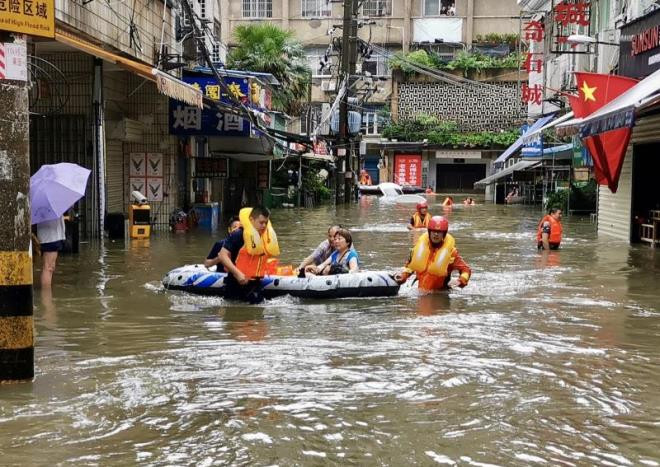 Một trong những tỉnh bị ảnh hưởng nặng nề nhất trong đợt mưa lũ kéo dài lần này là tỉnh Hồ Bắc cũng là tâm điểm dịch của Trung Quốc thời kỳ đỉnh dịch COVID-19. Cuối tháng trước, lực lượng cứu hộ phải đập vỡ cửa ô tô để giải cứu người mắc kẹt do nước lũ ở thành phố Nghi Xương, cách đập Tam Hiệp khoảng 40km. Nhiều người dân Nghi Xương nghi ngờ hoạt động xả lũ khẩn cấp của đập Tam Hiệp gây lũ lụt trong khu vực. (Ảnh: China Daily)