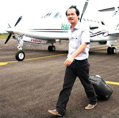 Sở hữu máy bay riêng không phải là chuyện xa lạ ở Việt Nam. Ông Đoàn Nguyên Đức - Chủ tịch HĐQT Hoàng Anh Gia Lai chính là người đầu tiên mở màn trào lưu "tậu"máy bay riêng của giới đại gia Việt.
