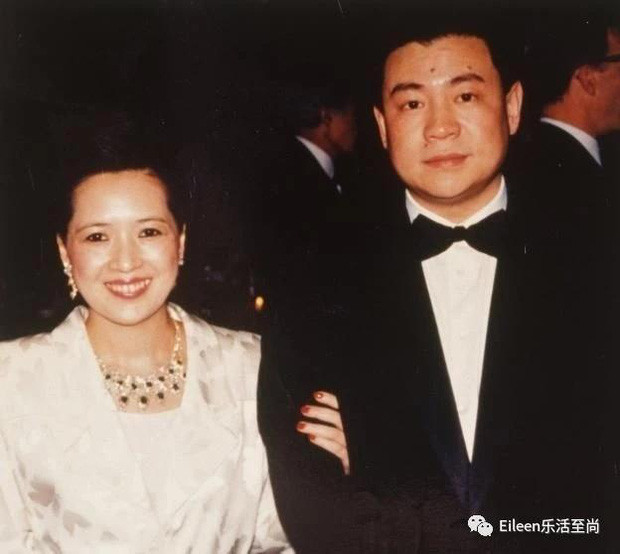 Tỷ phú Hong Kong kết hôn với người vợ đầu Bảo Vịnh Cầm năm 1977. Thế nhưng, thói trăng hoa bên ngoài đến mức có con riêng, dẫn người tình về nhà khiến Bảo Vịnh Cầm kiên quyết yêu cầu ly hôn năm 1992.