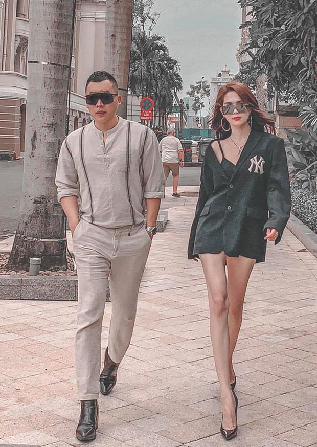 Đầu tháng 7 vừa qua, sau một đợt nghỉ dài ngày vì dịch Covid-19, cặp đôi Vũ Khắc Tiệp - Ngọc Trinh đã chính thức tái ngộ, lên đường thực hiện travel vlog mới cho kênh Youtube của ông bầu. Ảnh: Facebook.
