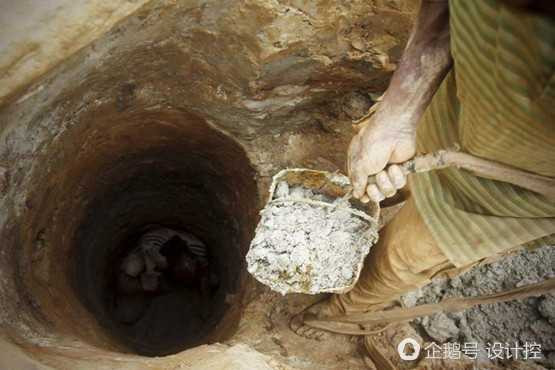 Họ đào những hố sâu vào lòng đất mà không có bất kì công cụ hay biện pháp bảo hộ gì. Ảnh: Kuaibao.