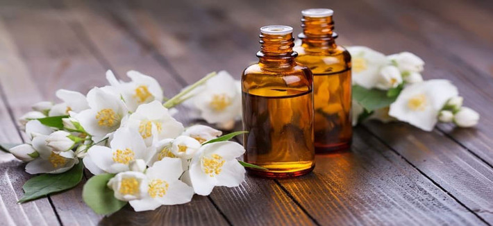 Tinh dầu hoa nhà là một trong những nguyên liệu phổ biến được các hãng nước hoa sử dụng. Thế nhưng, ít ai biết 80% các loại nước hoa hương hoa nhài trên thị trường thực chất sử dụng hương hoa nhân tạo.