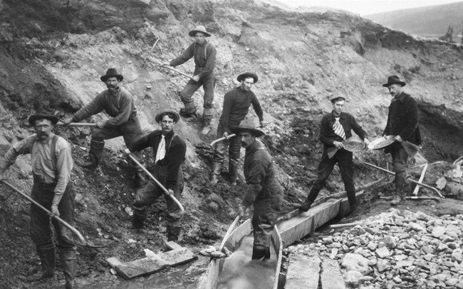 Dưới đáy sông Klondike chứa rất nhiều vàng bụi, vàng thỏi, vàng cục.