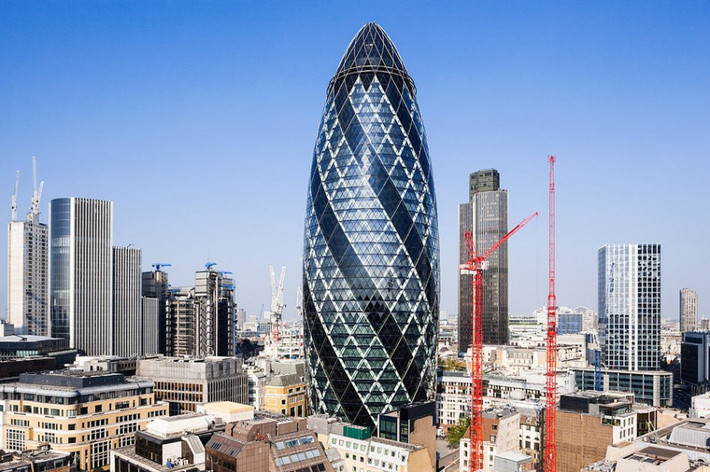 Tòa tháp “dưa chuột” cao 41 tầng, nằm ở thủ đô London sỏ hữu những đường cong “kinh điển”, mặt ngoài lợp từ 24.000 m2 kính, số lượng đủ để bao phủ 5 sân bóng đá.