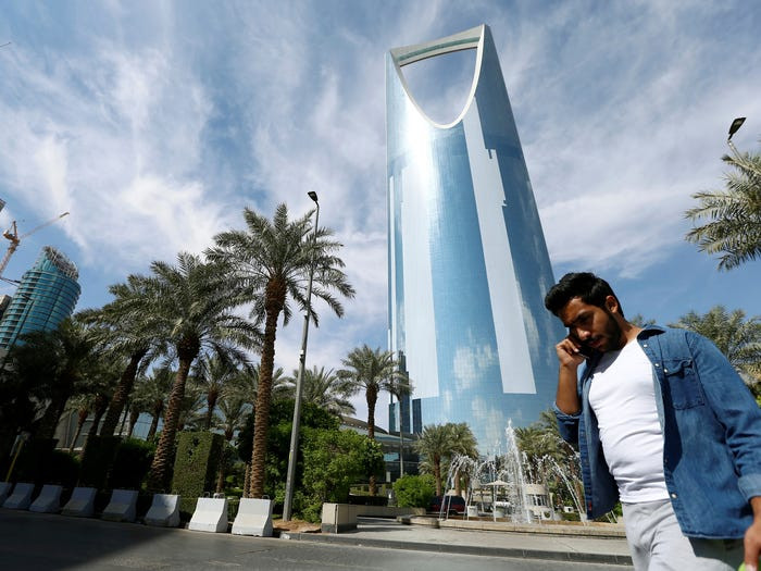 Kingdom Centre Tower (ở Riyadh, Ả rập Saudi) ấn tượng với một vòm parabol ngược.