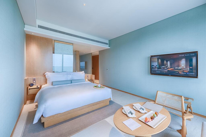 Các phòng nghỉ tại khách sạn được bố trí khu vực ghế ngồi, truyền hình vệ tinh, bàn làm việc và ban công ngắm cảnh.
