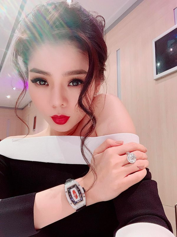 Không ai biết chính xác số tiền nữ ca sĩ bỏ ra để có sở hữu nhẫn kim cương.