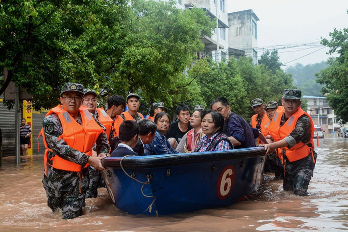 Theo People's Daily, cuộc chiến với đại dịch Covid-19 thời gian qua khiến việc chuẩn bị đối phó mưa lũ không được đầu tư đủ. Bộ Nguồn Nước Trung Quốccảnh báo 3 nguy cơ lớn nhất các địa phương đang đối diện gồm lũ lụt diện rộng, tai nạn liên quan đến hồ tích trữ nước và thảm họa lũ quét miền núi. Ảnh: AFP.