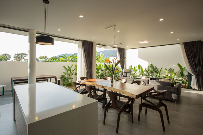 Và một khu vườn nhỏ phía sau với nhiều cây xanh.