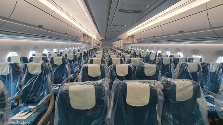 Do có 129 người đã nhiễm COVID-19 nên chuyến bay được thực hiện theo quy trình đặc biệt nhất từ trước đến nay. Toàn bộ ghế trên chuyến bay được bọc nilon.
