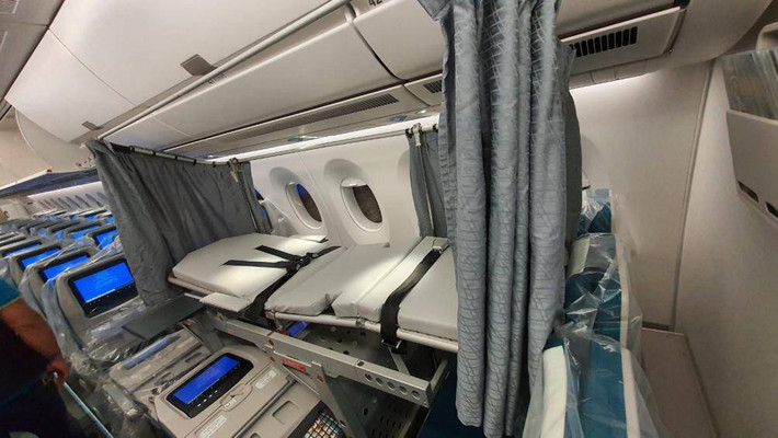 Cáng y tế cũng được lắp trên máy bay phòng trường hợp cấp cứu.