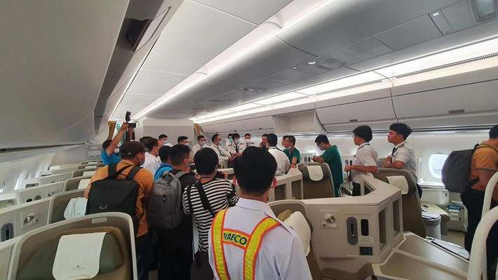 Tổ bay và đội ngũ y tế sẵn sàng trước khi thực hiện nhiệm vụ đặc biệt. Nguồn ảnh: Ngọc Thúy. Video: "Siêu máy bay" đưa phi công người Anh (bệnh nhân 91) hồi hương. Nguồn: VTC Now