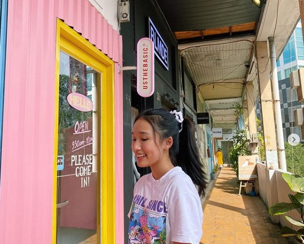 Jenny Huỳnh tên thật là Huỳnh Việt Hoàng Vy, hiện là học sinh tại trường Quốc tế Nam Sài Gòn với mức học phí 500-700 triệu đồng/năm.