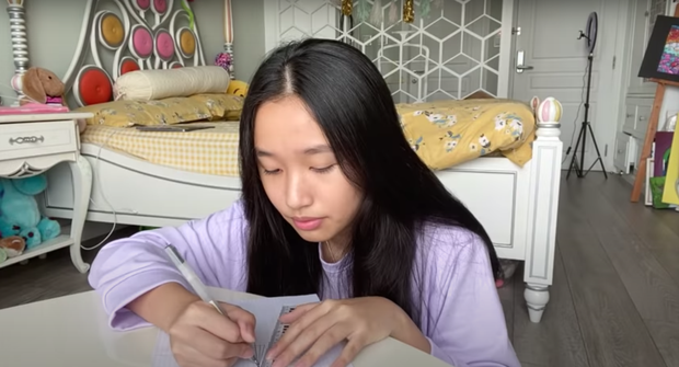 Dù còn rất trẻ nhưng Jenny Huỳnh đã sở hữu kênh Youtube có tổng số view tạo ra từ hơn 40 video tải lên là 50 triệu.