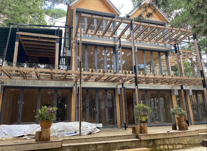 Mới đây, căn biệt thự mang tên Villa Bồ Câu 2 của vợ chồng Phan Như Thảo đã hoàn thành. Biệt thự này nằm kế bên Villa Bồ Câu 1 rộng 100 m2 mà vợ chồng Phan Như Thảo chi 25 tỷ đồng để xây dựng.