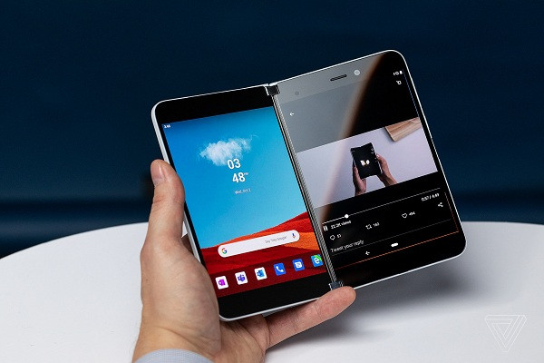 Theo The Verge, kế hoạch của Microsoft là tập trung cho smartphone Surface Duo và các thiết bị màn hình kép vào đầu năm nay. Tuy nhiên kế hoạch đã bị đẩy lùi do ảnh hưởng của đại dịch COVID-19 trên toàn cầu.