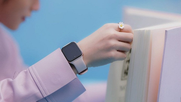 Đa phần người xem cho rằng Sơn Tùng đeo trên tay chiếc đồng hồ rất giống Apple Watch, tuy nhiên fan Táo khuyết nhanh chóng nhận ra trên mặt đồng hồ có một nút chấm khác biệt. Hơn nữa, Apple hiếm khi nào chi tiền quảng cáo cho một sản phẩm nghệ thuật nào trên thế giới, đặc biệt là tại Việt Nam.