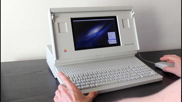 Thiết bị có vẻ cồng kềnh này chính là laptop đầu tiên của Apple (giá 6.500 USD). Sản phẩm có màn hình đồ họa sắc nét, pin cho phép hoạt động trong 10 giờ mặc dù trọng lượng máy vẫn trên 7 kg.