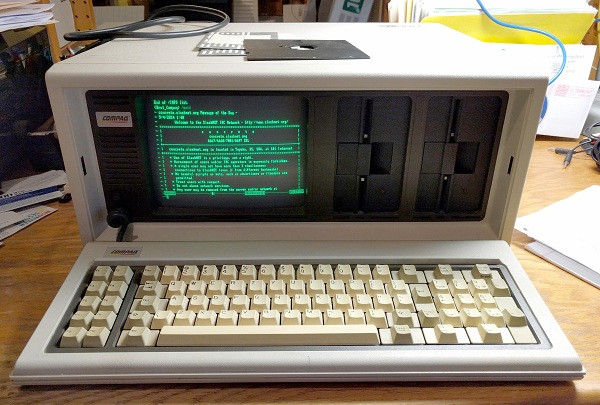 Cũng trong năm 1982, laptop đầu tiên của Compaq (giá 2.995 USD) dù vẫn sử dụng màn hình CRT (9 inch) và nặng tới 12,3 kg, nhưng được trang bị đầy đủ các chức năng cơ bản của một máy tính để bàn IBM trong một hình khối có thể xách tay.