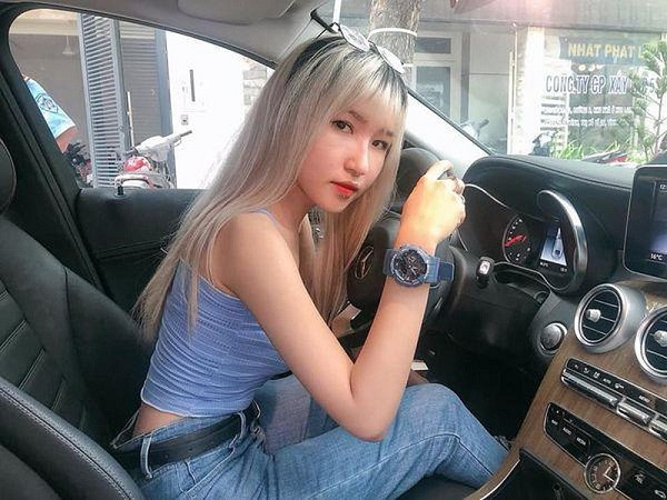 Chỉ sau 3 năm làm nghề, cô nàng đã tự tậu cho mình xế hộp hạng sang Mercedes-Benz C250 có giá cũng khoảng 2 tỷ đồng. Nữ streamer giàu có nhất nhì Việt Nam còn sở hữu chuỗi cyber gaming nổi tiếng tại TP HCM khiến nhiều người không khỏi ngưỡng mộ.