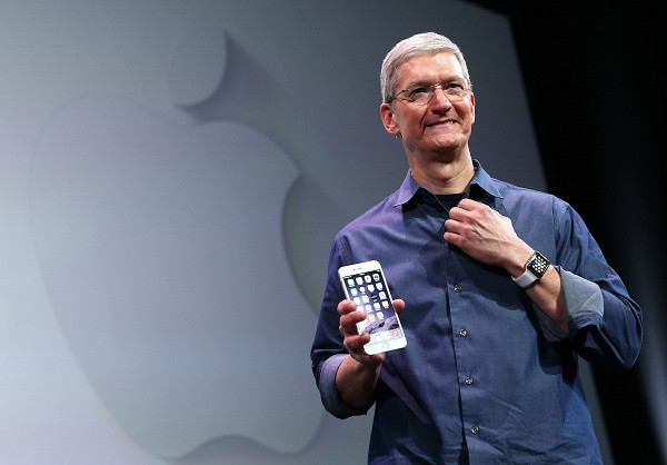 Là CEO của Apple, không quá ngạc nhiên khi những món đồ công nghệ mà tỷ phú Tim Cook sử dụng đều là sản phẩm của Táo khuyết. Ông đam mê iPhone, Apple Watch và luôn xuất hiện cùng những thiết bị này.