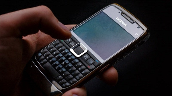 Nokia E71 tích hợp đầy đủ ứng dụng văn phòng và bàn phím QWERTY đầy đủ, khá dễ bấm và thao tác, thuộc dòng điện thoại dành cho doanh nhân. Tuy nhiên nhược điểm lớn là chiếc máy này không được trang bị jack cắm tai nghe 3.5mm mà là jack 2,5 mm.