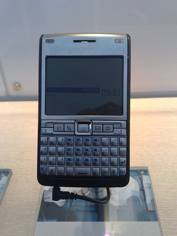 Là sản phẩm điện thoại bàn phím QWERTY đầu tiên mô phỏng phong cách thiết kế của điện thoại RIM BlackBerry vốn rất được ưa chuộng, E61 sở hữu bàn phím trông ''thích mắt'' hơn vì các phím có kiểu dáng vuông vắn hơn.