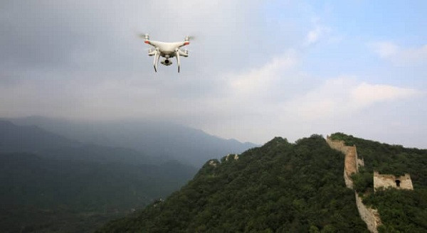 Ngoài sử dụng các thiết bị tối tân, máy bay không người lái và robot AI cũng không thể thiếu trong kiểm soát và ngăn chặn lũ lụt tại Trung Quốc. Với lợi thế về tốc độ và ít bị cản trở bởi địa hình, các thiết bị này truyền tải video và hình ảnh có độ phân giải cao về địa điểm thảm họa cho các trung tâm chỉ huy.