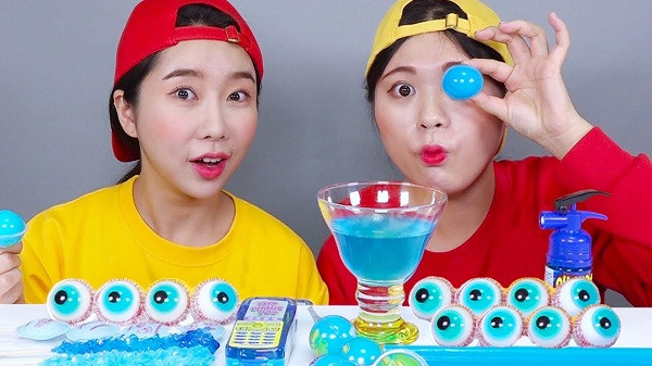 Thành lập từ tháng 4/2018, đến nay Dona đã sở hữu kênh Youtube với hơn 6 triệu lượt đăng ký và 2,2 tỷ lượt xem. Mỗi clip của cô nàng này có thời lượng khá ngắn chỉ từ 2-3 phút, nội dung thường là mukbang (ăn uống trực tuyến) những món ăn có màu sắc bắt mắt và vị ngọt.