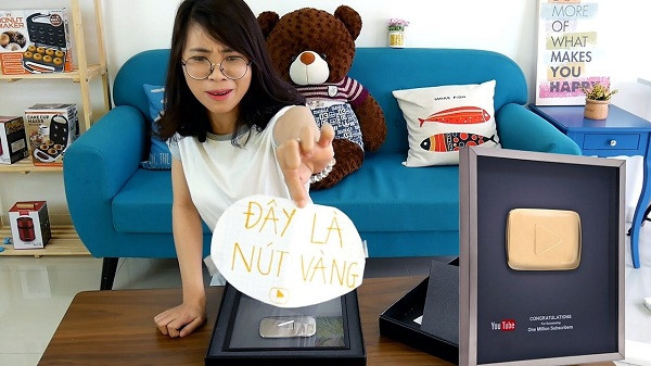Hiện tại nữ Youtuber 9x này sở hữu gần 8 triệu lượt theo dõi với tổng số view đạt được 4.972.837.696. Theo đó, Thơ Nguyễn thu về thu nhập khủng mỗi năm ước tính là 599,5 nghìn - 9.6 triệu USD (14,1 tỷ đồng – 226,9 tỷ đồng).