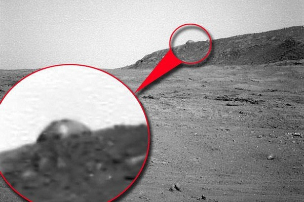 Một robot hành trình cho NASA đưa lên sao Hỏa đã vô tình chụp được bức hình cho thấy một công trình thực sự nổi lên, khác với các cấu trúc địa chất xung quanh. NASA cũng công nhận, rằng đây hoàn toàn không phải máy móc hay công trình nào đó do con người mang tới đây.