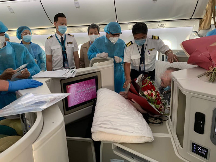 Tổ bay và các phi công Vietnam Airlines hỏi thăm, tặng hoa chúc mừng trước khi chia tay người đồng nghiệp.