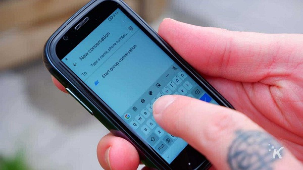 Đây cũng là nhược điểm của chiếc smartphone này vì khung tin nhắn chỉ phù hợp cho một vài dòng tin ngắn, bàn phím cũng chỉ để tìm kiếm những từ khóa đơn giản, không quá dài dòng.