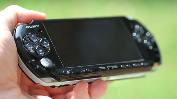 Nhắc đến máy chơi game cầm tay huyền thoại có lẽ Nintendo cùng Game Boy là cái tên lớn nhưng PSP cũng có thể coi là một nỗ lực tuyệt vời trong công cuộc chen chân vào thị trường đầy khó khăn này từ phía Sony