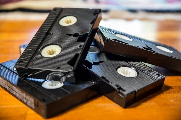 Những đĩa CD, DVD, Blu-Ray hay băng VHS đã âm thầm biến mất mà không ai nhận ra, thay vào đó là dịch vụ xem phim trực tuyến.