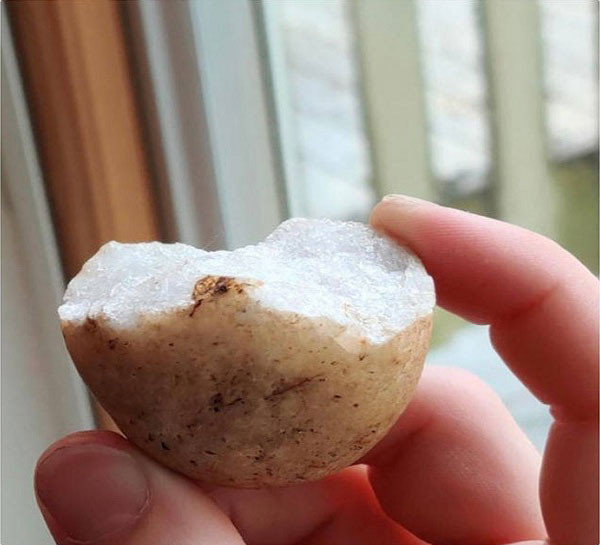 Một viên đá có hình dạng giống củ khoai tây ai đó đang gặm dở.