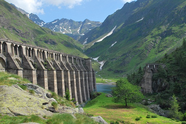 Đập Gleno được xây dựng trên sông Gleno ở Valle di Scalve, Italia trong những năm 1916 - 1923 nhằm mục đích thủy điện. Tuy nhiên, chỉ sau 40 ngày sau khi nước được chứa đầy phần lòng hồ, thì một phần lớn của đập đã bị vỡ vào ngày 1/12/1923.